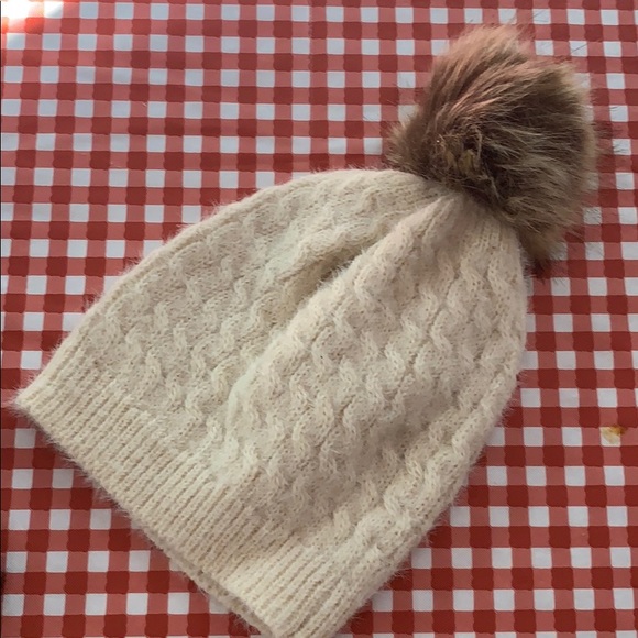 ✨LAST ONE ✨Pompon knit beanie - Picture 3 of 3